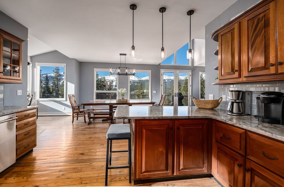 Main level kitchen - High-end granite counters, a gas range, and stainless-steel appliances.
