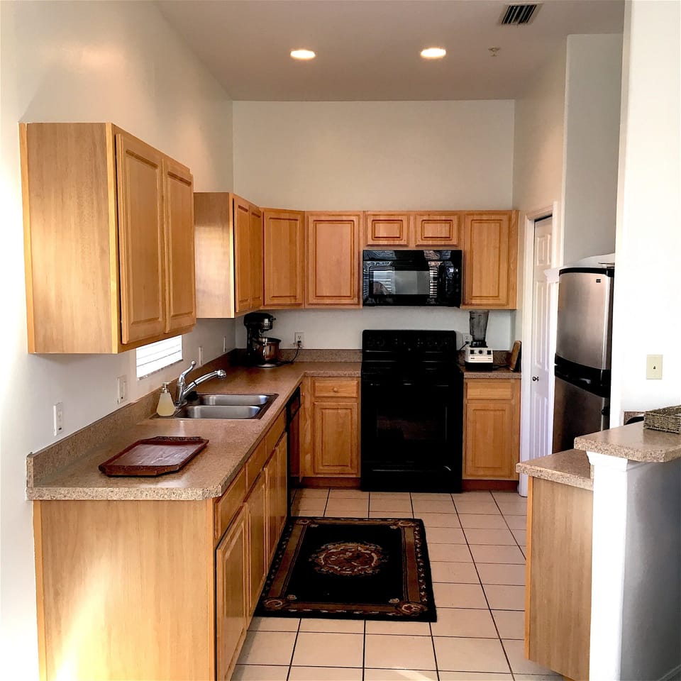 Fully equipped kitchen Mr Coffee toaster Kitchenaid Mixer Vitamix stainless pans