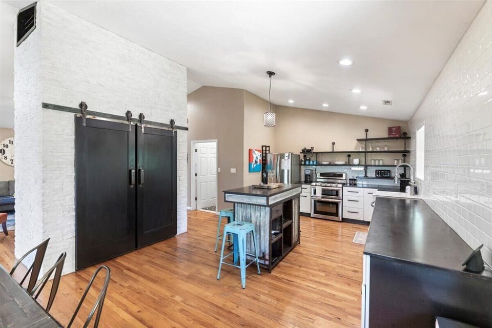 Fully equipped kitchen perfect for those who love to cook with space.