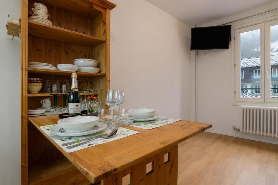 Dining table that closes & TV HD