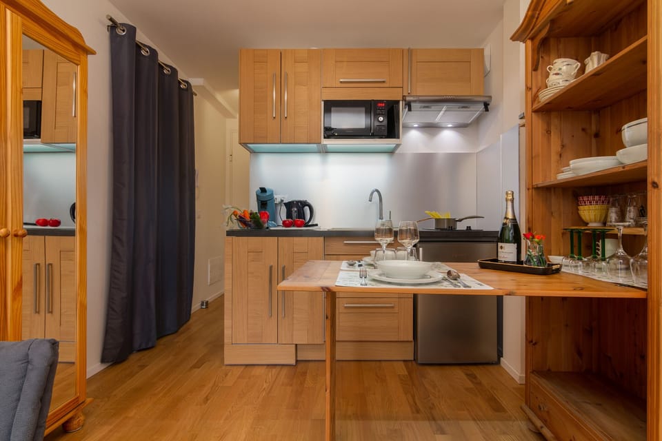 Entrance and kitchen with washing machine