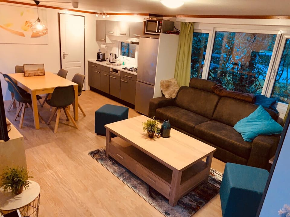 Kitchen, Coffee machine, Television, Sofa, Living room, Fridge and Cooker - EEZZ