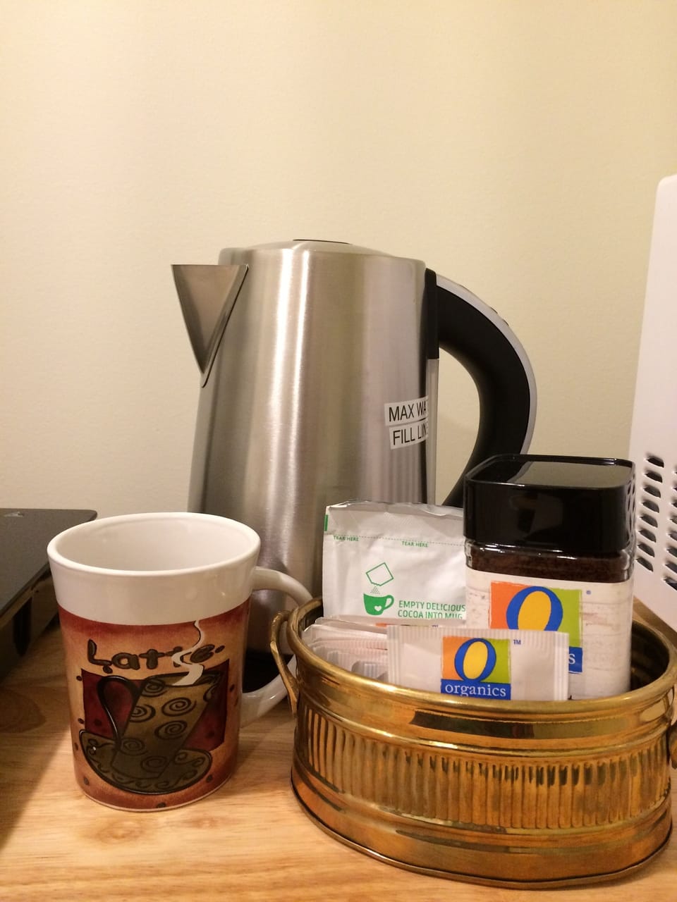 Cordless electric teakettle rapidly heats hot water. LR carafe for hot beverages