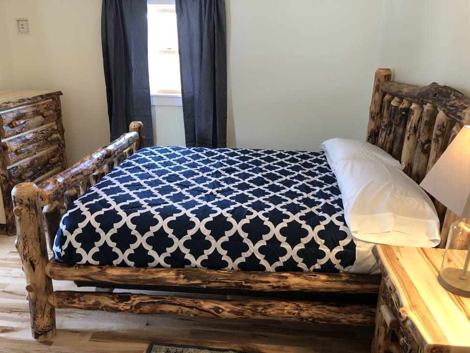 Bedroom 2- queen bed