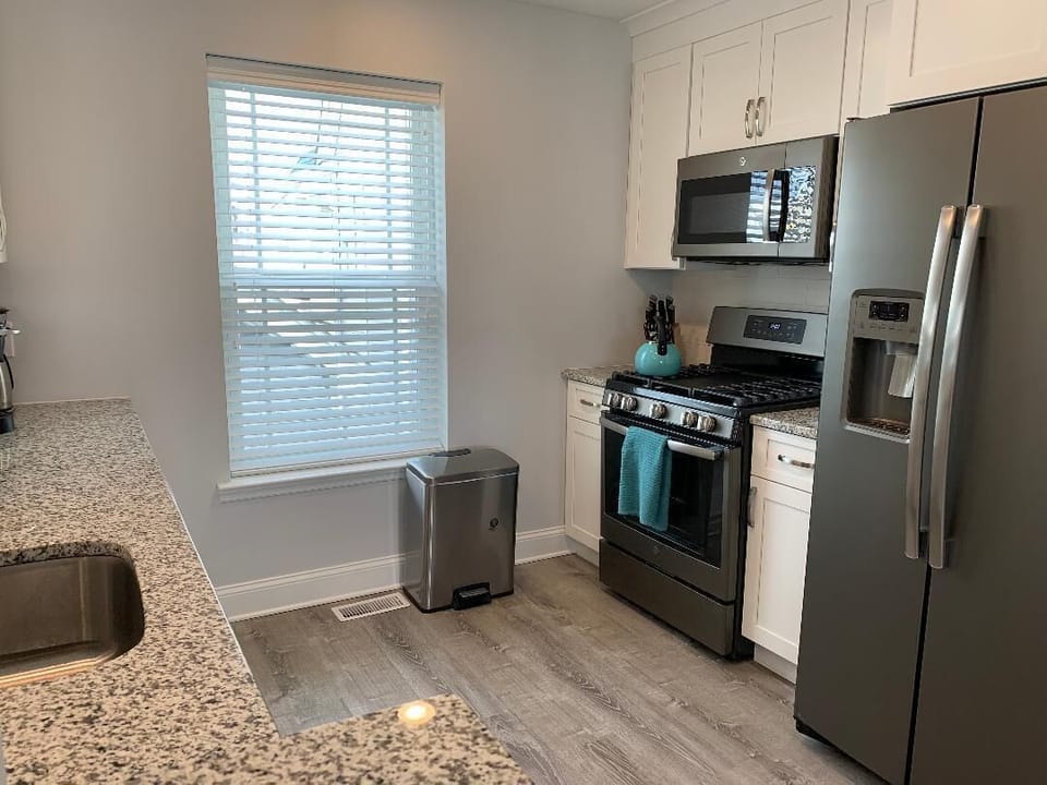 Fully equipped kitchen w/ 2 coffee makers (drip and keurig), 