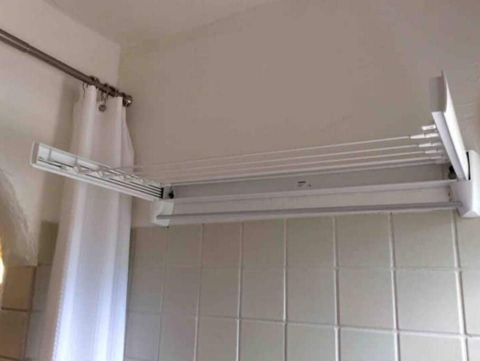 Fold out rack for hand laundry 
