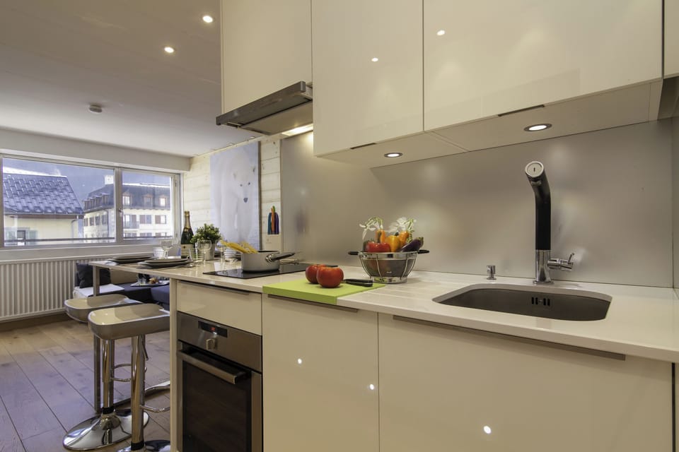 Well equipped kitchen with washing machine