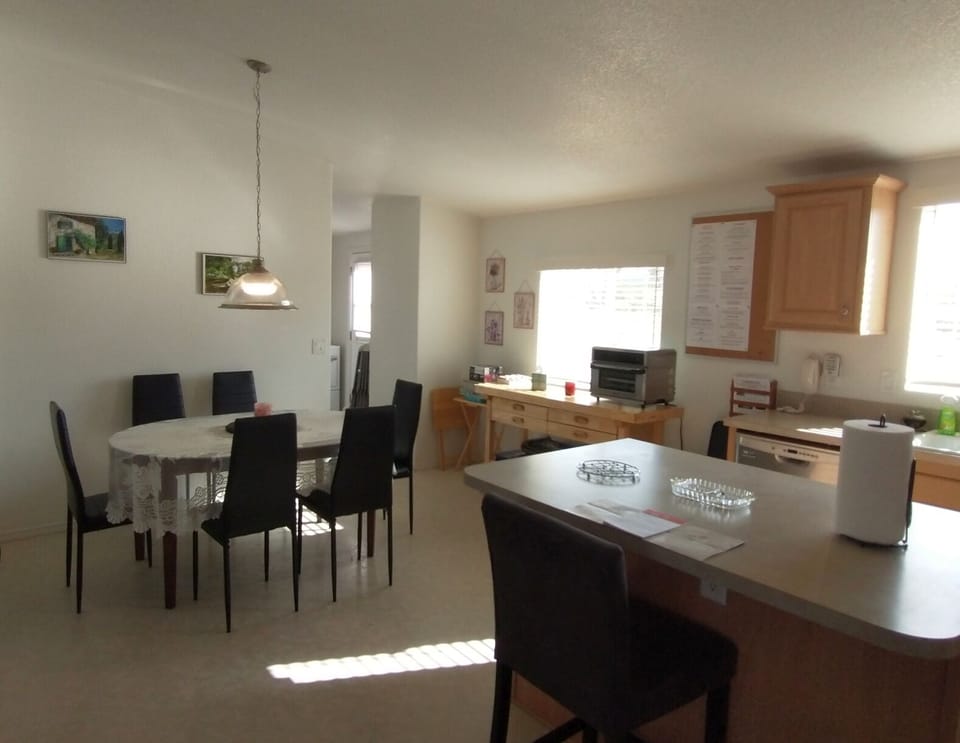 Breakfast island and dining area