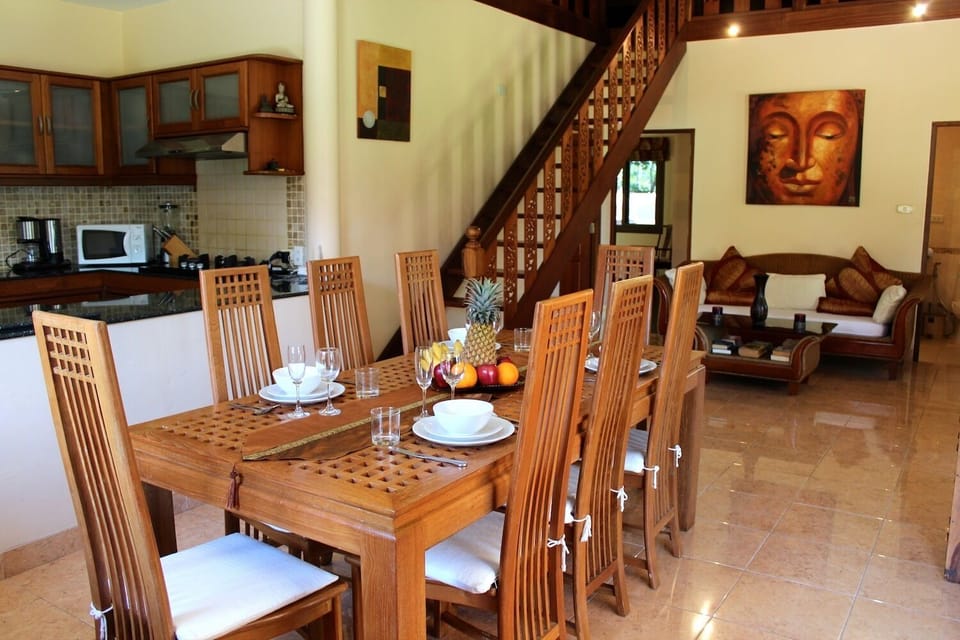 Spacious dining area, adjacent to the open plan kitchen