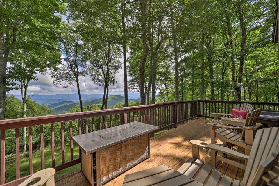 Beech Mountain Vacation Rental | 3BR | 3BA | 2,2100 Sq Ft | Stairs Required