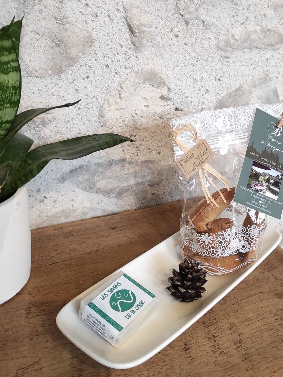 Plateau d'accueil composé de petits gâteaux locaux et d'un savon artisanal