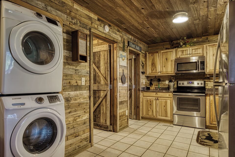 Cabin in the Smokies "Country Charm" - Washer and dryer