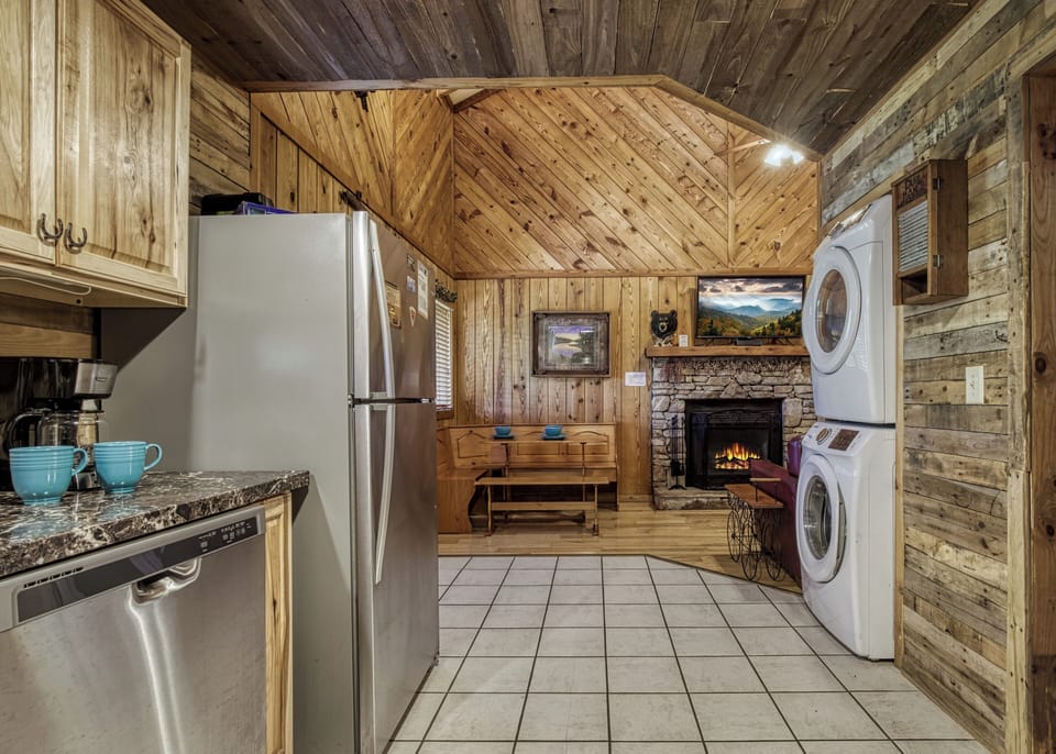 Cabin in Pigeon Forge "Country Charm" - Fully furnished kitchen and dining area