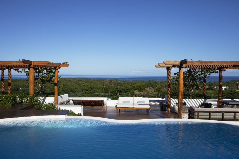 Deck & Pool Area