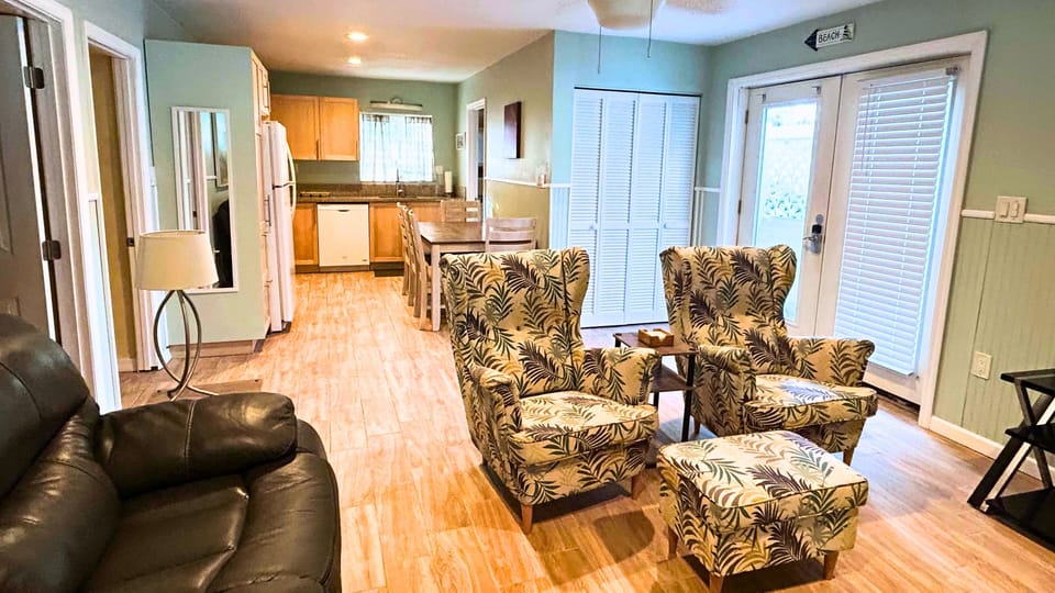 Settle in for the season at this charming 2-bedroom beach cottage. Perfectly suited for extended stays of 27+ nights