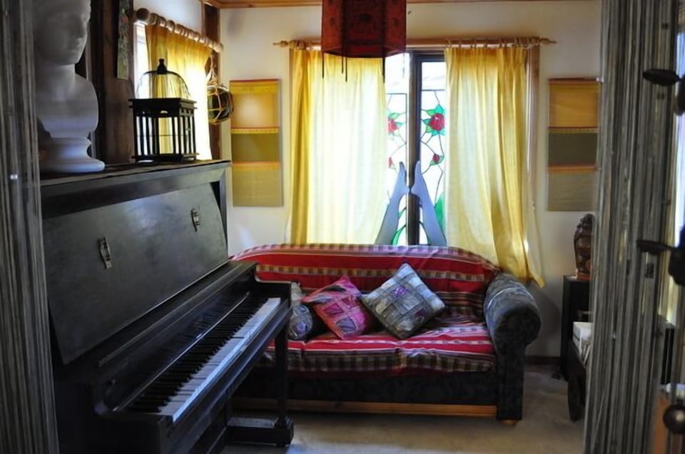 Piano / reading room