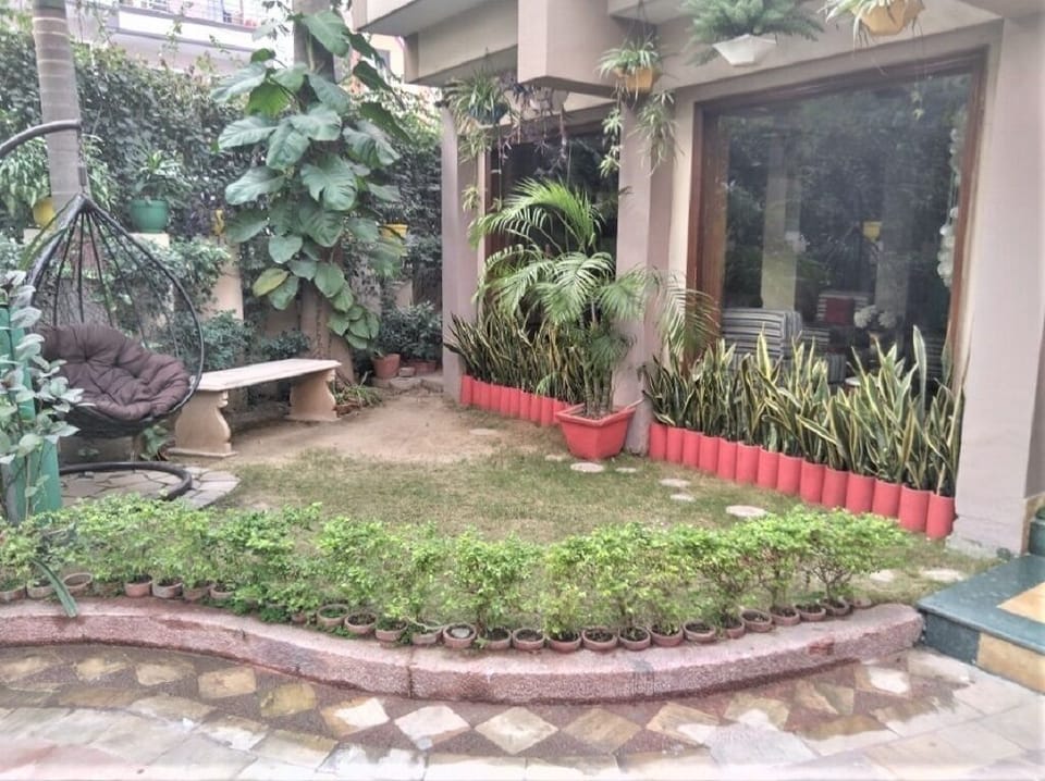 Side lawn with bucket swing