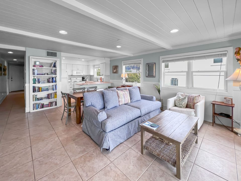 Commodores Retreat 101 | Living & Dining Area