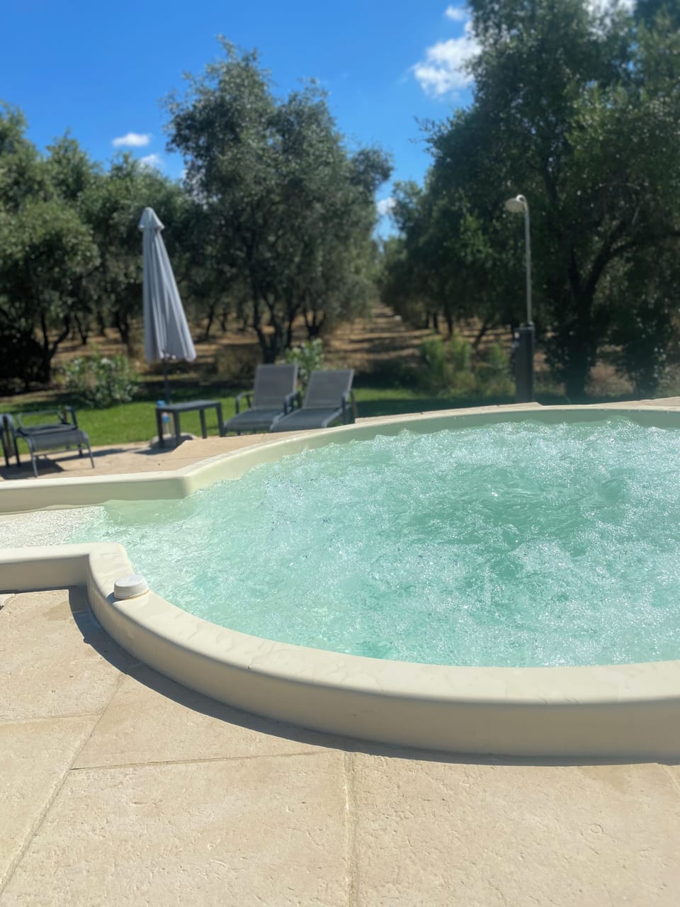 Outdoor spa tub