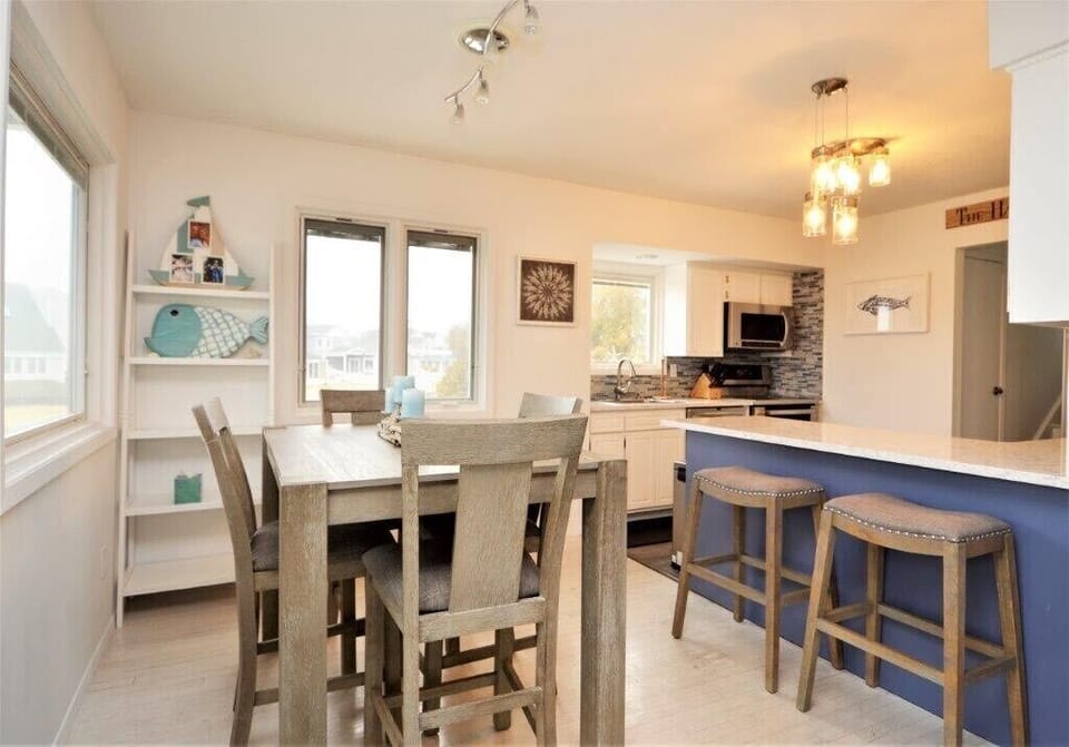 Dining area + Breakfast bar 