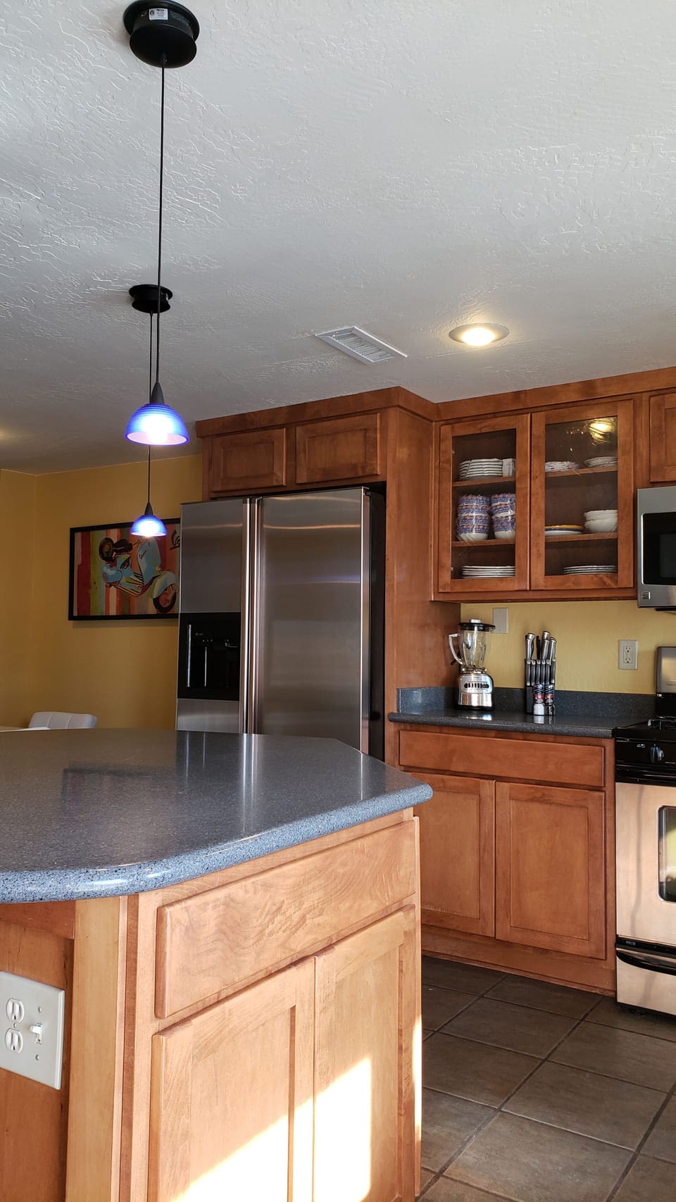 Kitchen Island - Great for Hosting!