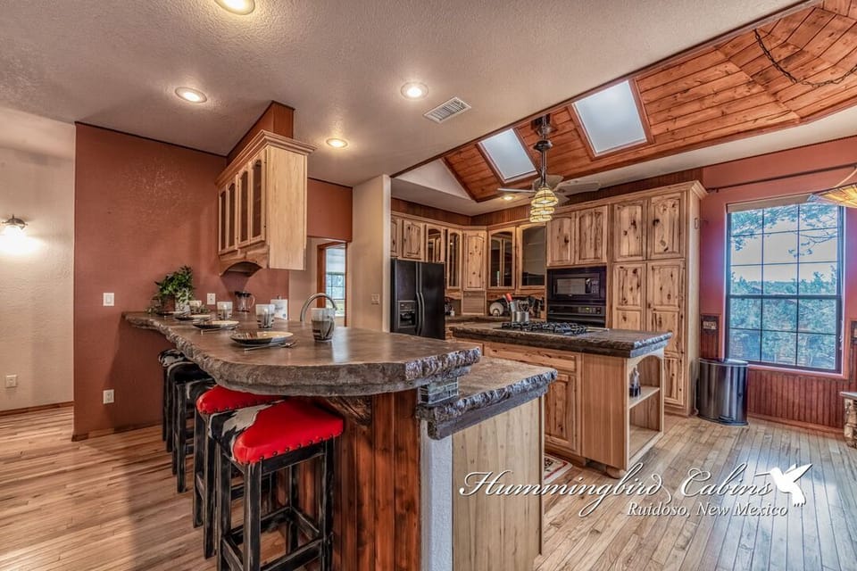 Beautiful, modern kitchen (main floor)
