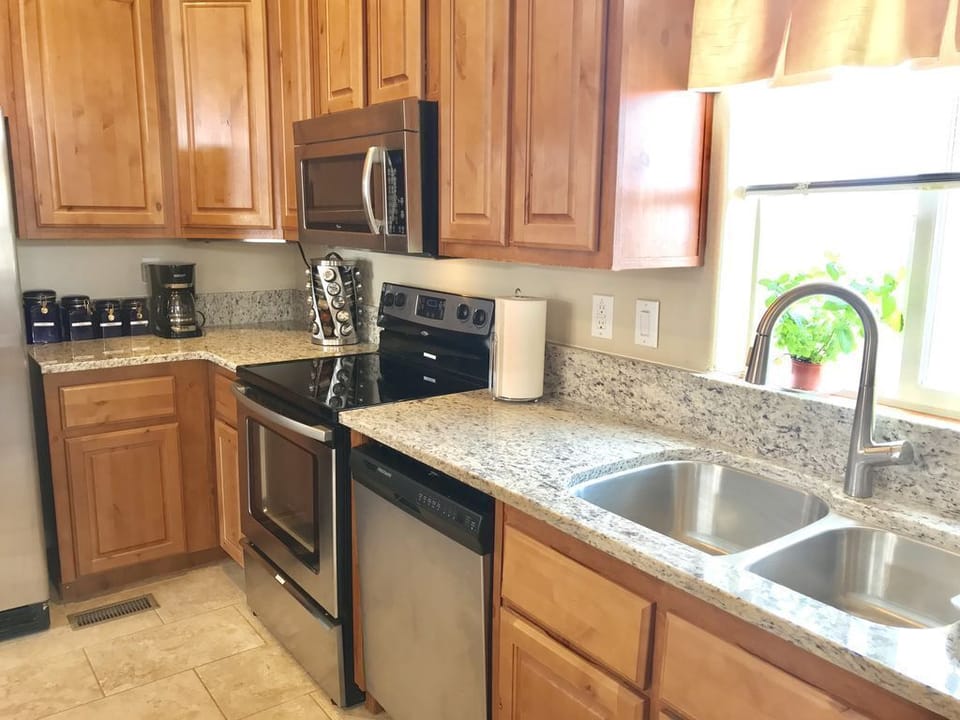 Vermillion Cliffs Kitchen, granite counters