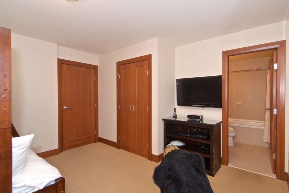 Picture of the 2nd bedroom ( with the bunk beds, showing TV and full bathroom