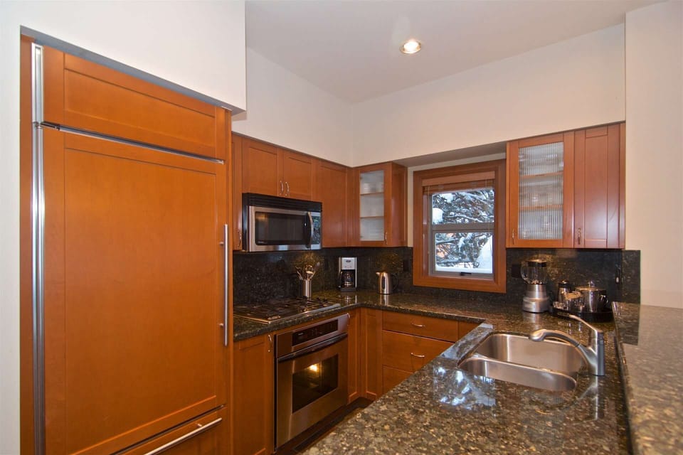 Functional kitchen with all full size appliances , ready for you to make yourself at home