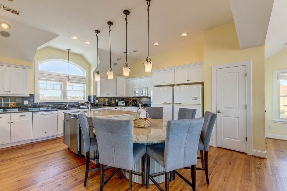 Top-Level Kitchen with Bar (seats 6)