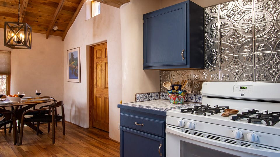 Well-equipped kitchen and dining room