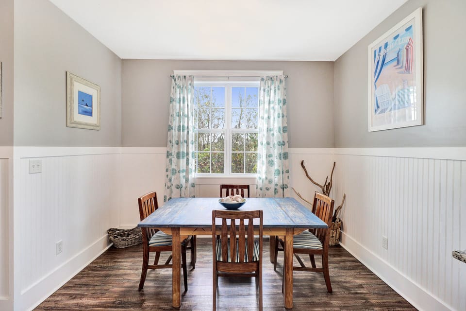 The dining area offers seating for 8 including the breakfast bar.