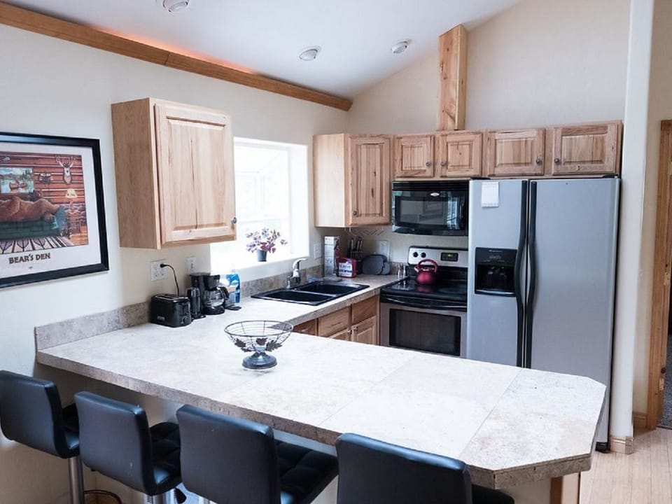 Breakfast Bar and Kitchen