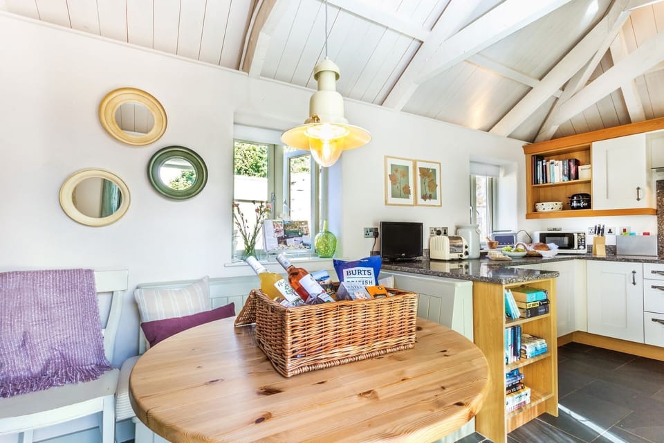 Kitchen and dining area with bench seating for 4, microwave, toaster - Old Pear Tree Barn