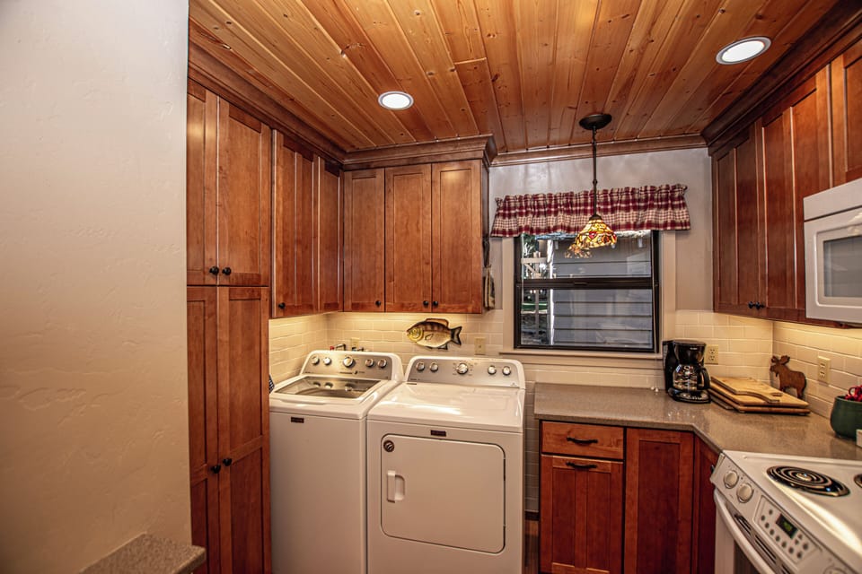 Fir Forest Cottage - Kitchen Laundry