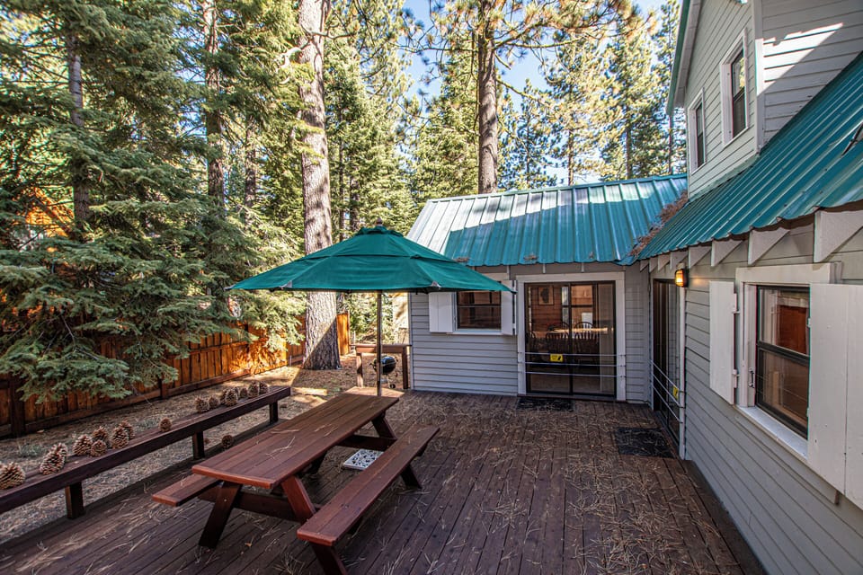 Fir Forest Cottage - Exterior Deck