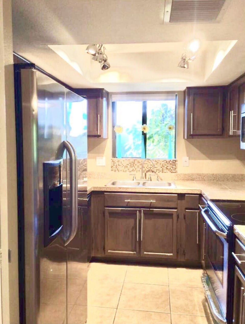 All stainless appliances and fully stocked gourmet kitchen!
