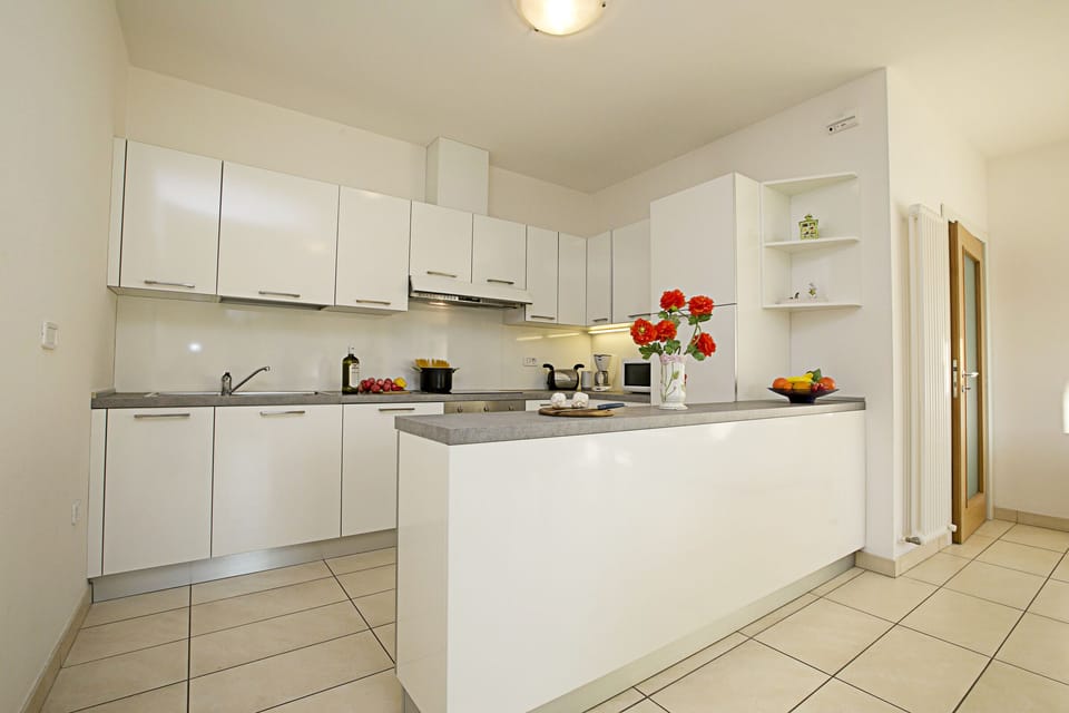 The kitchen corner with its part that harmoniously divides the living room