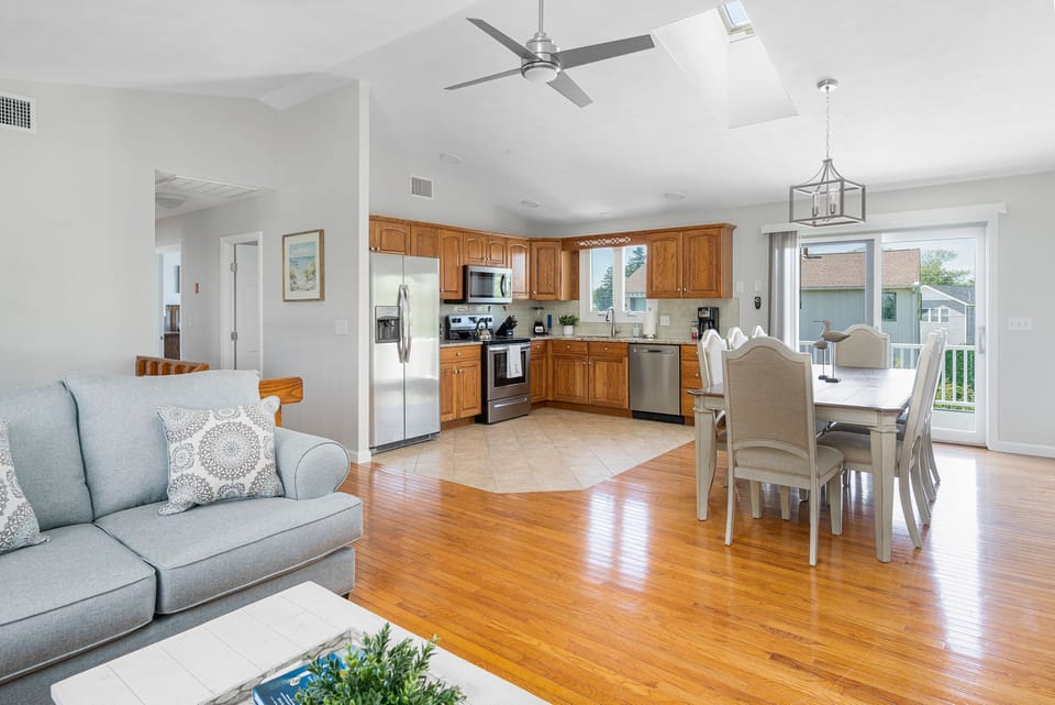 Open floor concept with Kitchen, Living Room and Dining Area