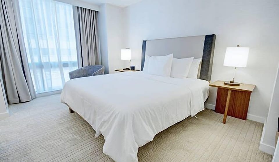 deluxe-king-guestroom-1-nov-664x386_enhanced