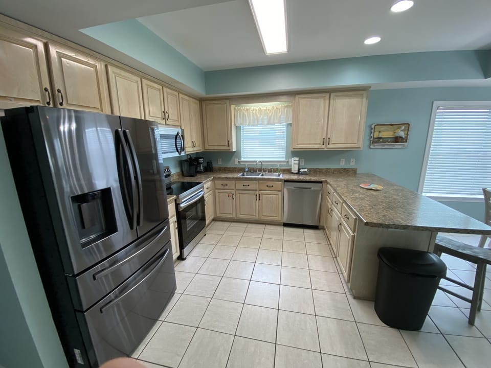 Large kitchen with good view of appliances (1st floor ocean view)