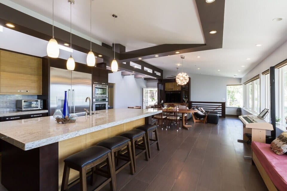 Seating for 6 at the kitchen counter.