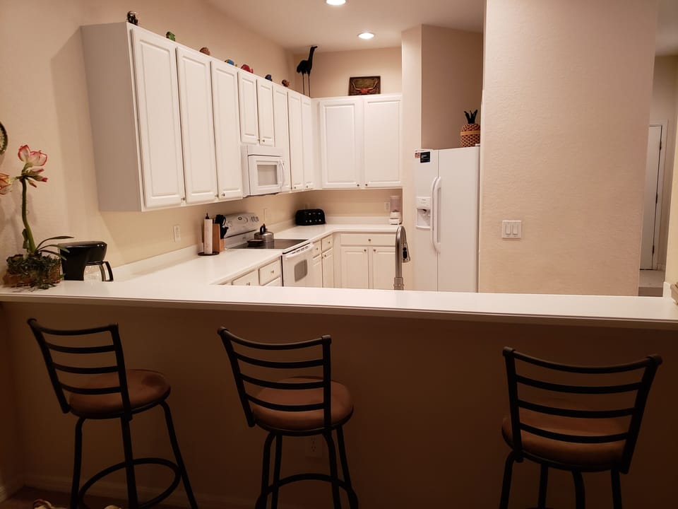 Breakfast bar with fully equipped kitchen