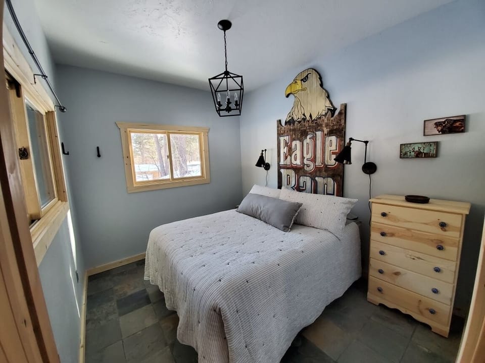 Bedroom 2 w/ Queen Bed