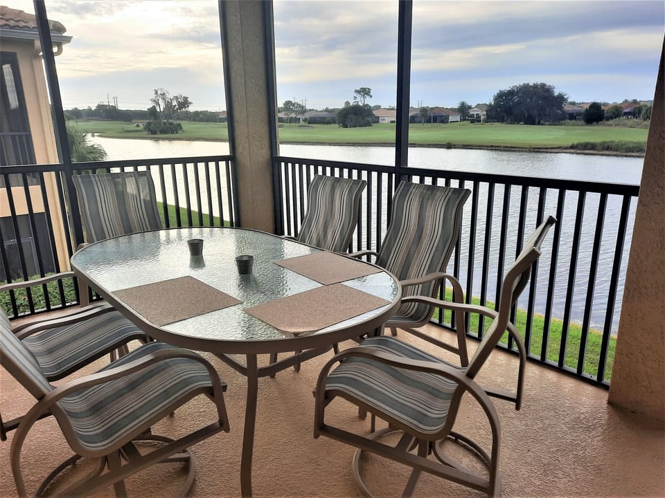 Outdoor dining for 6