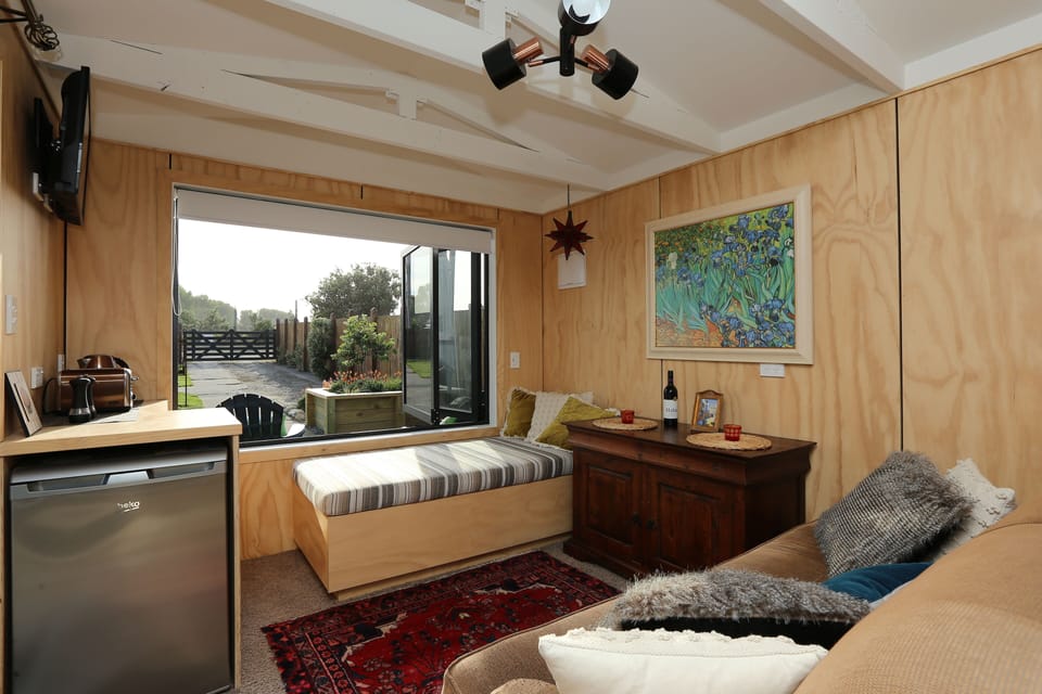 Kitchenette to the left 