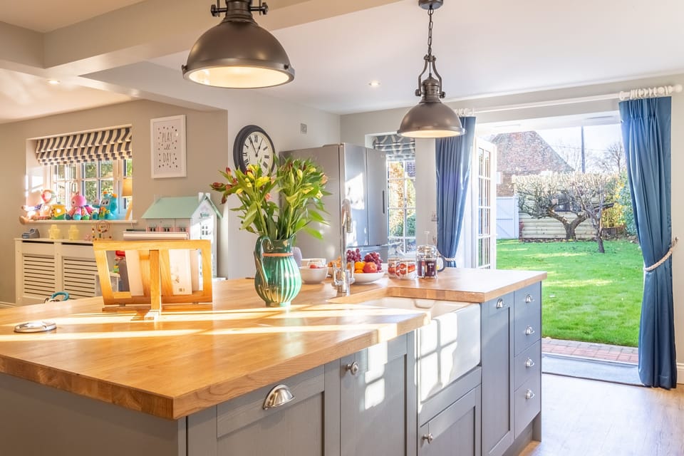 Ground floor: Spacious kitchen island
