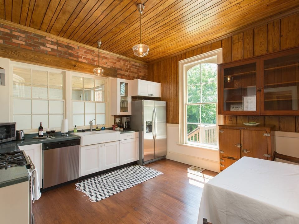 Fully stocked kitchen.