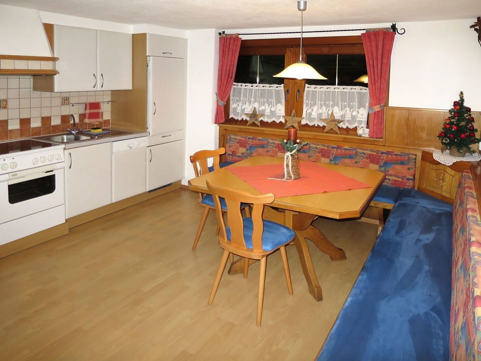Room, Countertop, Property, Furniture, Floor, Kitchen, Building, Interior Design, Wood Flooring, Hardwood