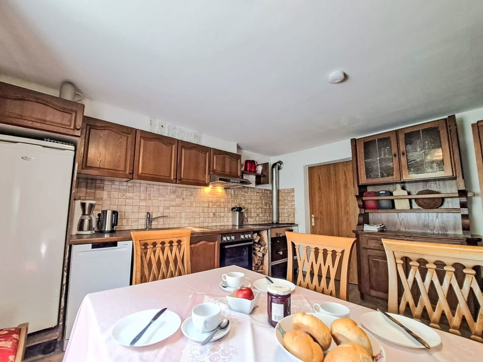 Furniture, Wood, Interior Design, Ceiling, Room, Cabinetry, Apartment, Kitchen, Countertop, Cupboard